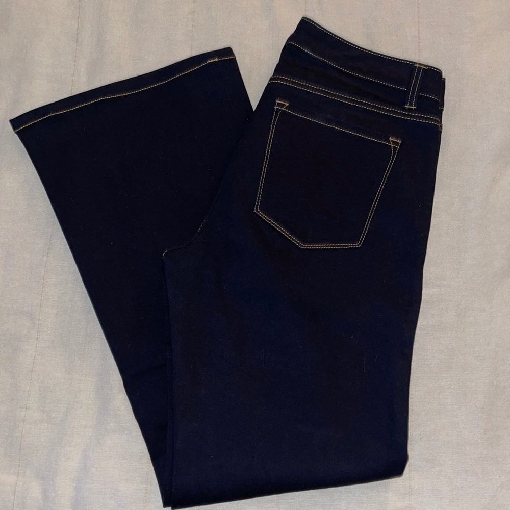 Like new! LL Bean Signature Boot Cut medium/ mid-Rise Jeans in dark rinse.  8.
